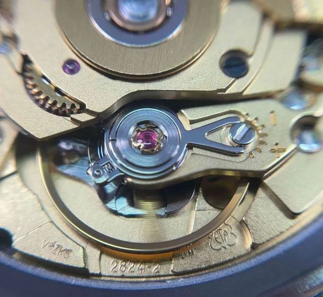 不凡|仪表不凡说表:几千元的ETA机芯居然可以完胜几万元的自产机芯?