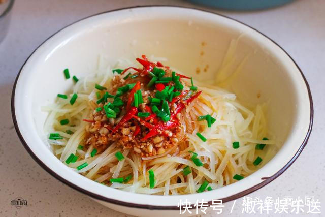 凉拌土豆丝,直接焯水就错了,记住这3点,土豆丝清脆爽口不发黑