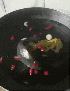 |搞笑gif:阿姨,你啥时候变得身轻如燕了,平时不是这样的啊