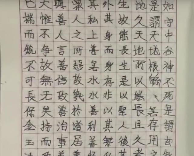 最“励志”小学生走红，右手摔断换左手写作业，看到字迹众人叹服