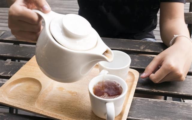 些食物|经常失眠睡不着?或是睡前没吃对,这5种食物,尽量避开!