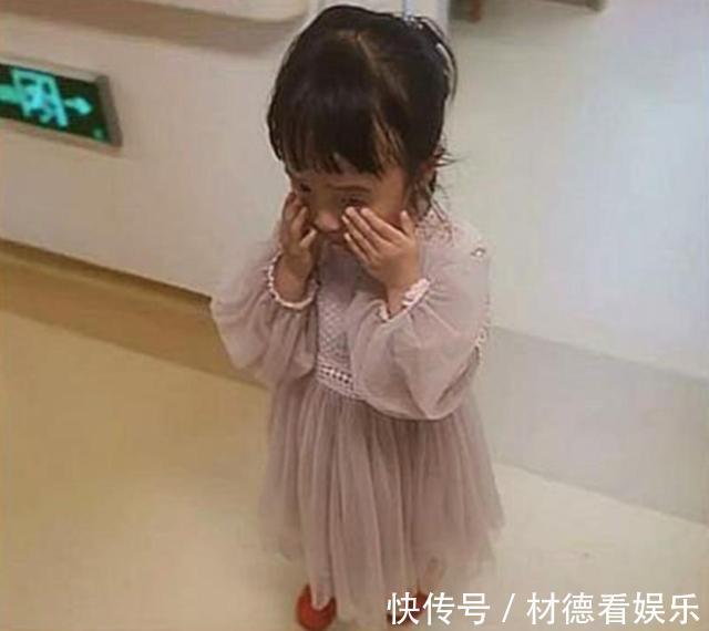 心脏病|妈妈临产,爸爸顾不到女儿,女儿默默守在产房门口,举动令人动容