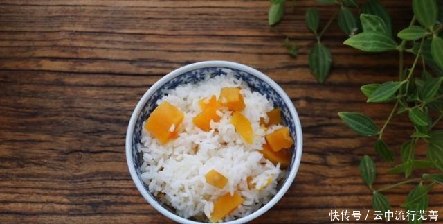 米饭我们经常吃,加上一点红薯,吃的更加健康营养