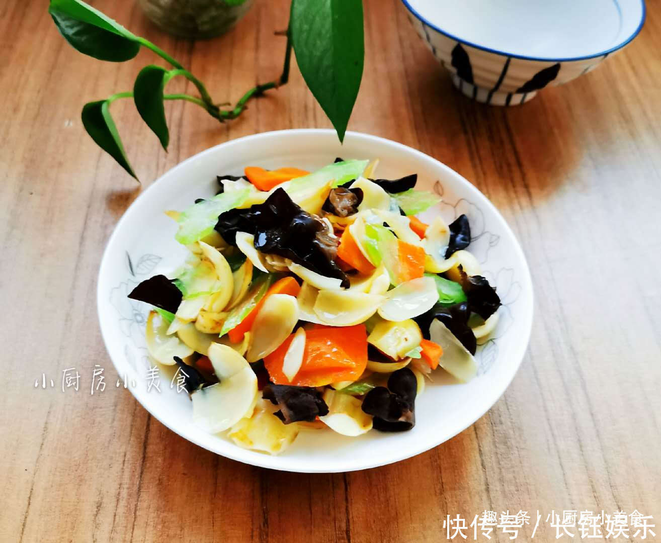 晚餐|晚餐吃素食,四种食材清炒一盘,清淡有营养,还能帮你清理肠胃