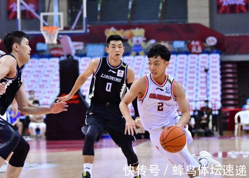 杜锋|易建联摔球有原因,杜锋正慢慢放弃阿联,球队核心已经换人