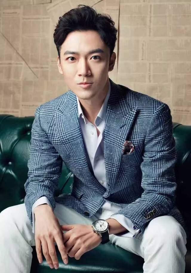 春晚新主持换人？不仅因为长得帅，他身后的背景也深不可测！