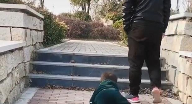妈妈带|“佛系奶爸”放养式遛娃走红,萌娃:糟老头子坏得很!