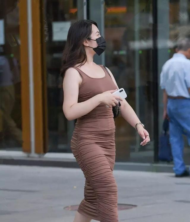 粗糙 丰腴凹凸的连衣裙美女，让着装造型远离廉价感，超级吸睛