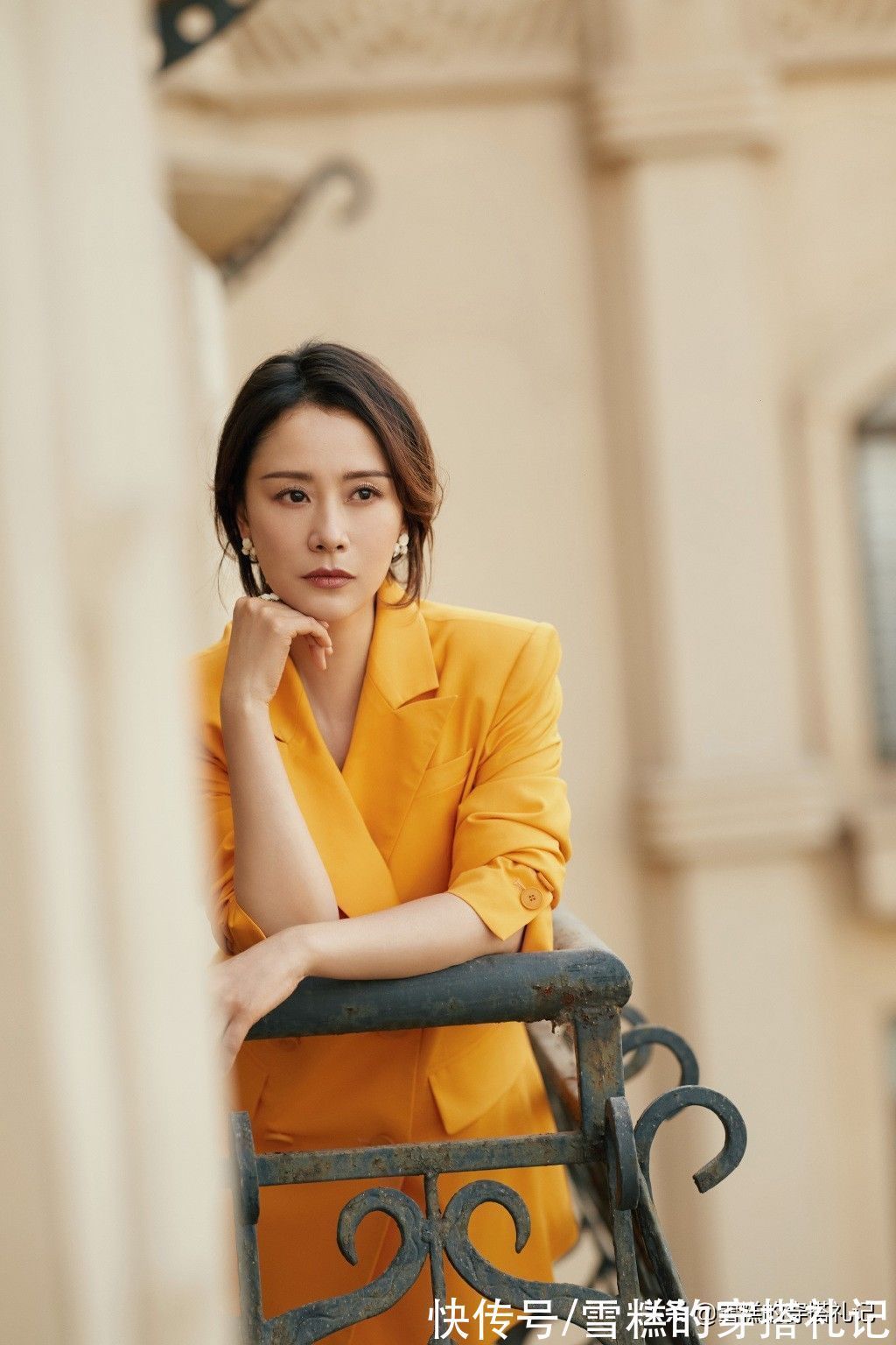 日落黄 40岁左右的女人,衣服尽量不要穿驼色和灰色,其实这些更气质显白