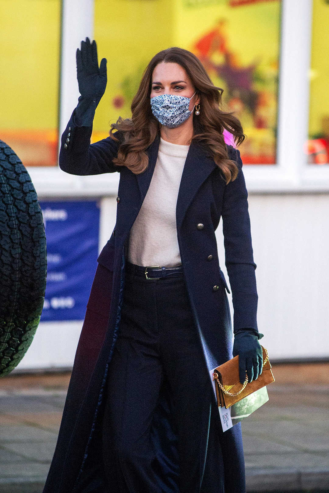 凯特王妃美得惊艳,穿红色大衣配格纹围巾经典时髦,气场全开