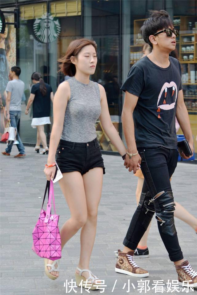 脚下|穿着短裤的姑娘,要搭配一款什么鞋子,高跟鞋还是平底鞋