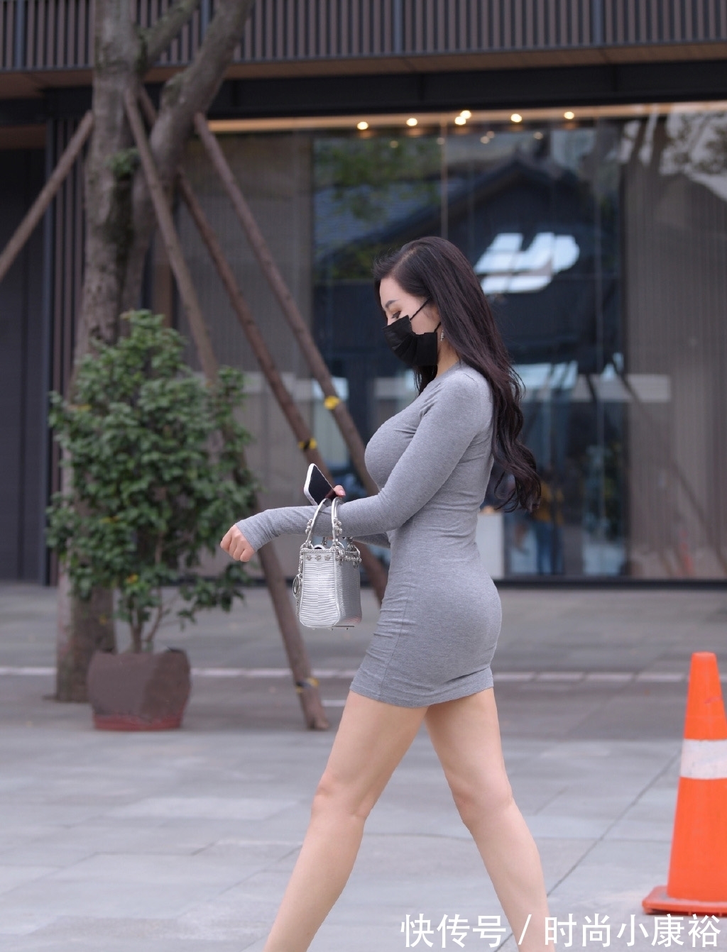 简约 出行选择修身简约型的裙装,大方耐看,谁穿谁美