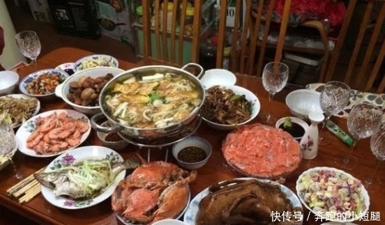  越来越|看看80年代的年夜饭，再看看现在的年夜饭，网友：越来越敷衍了