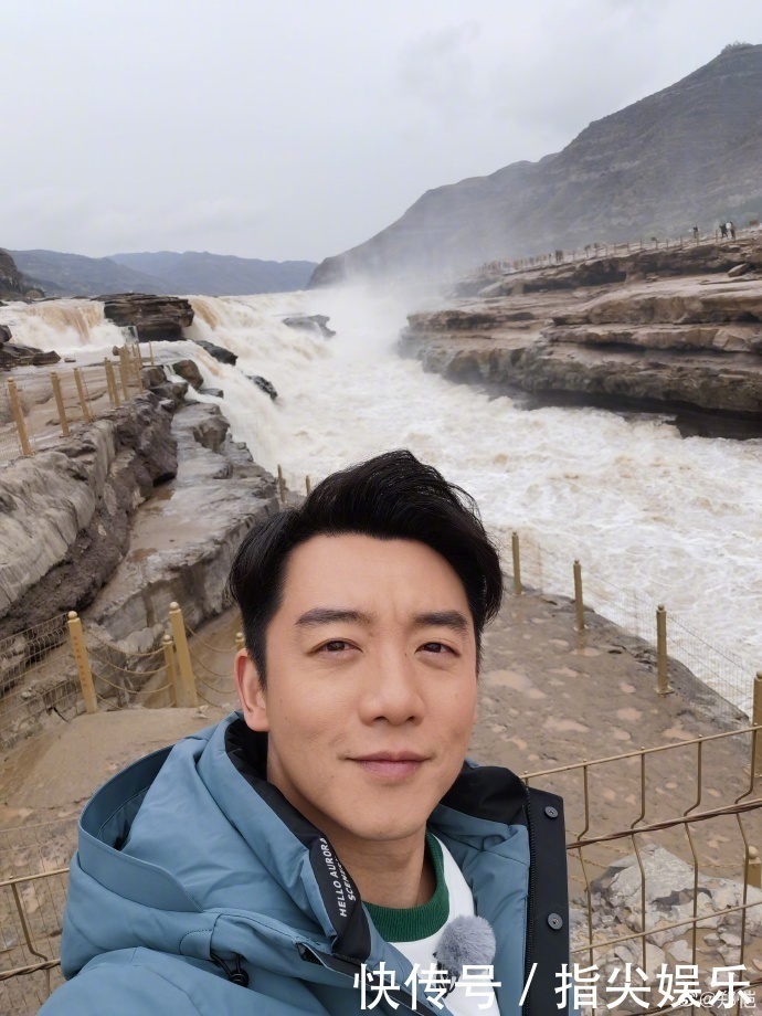 郑恺拼命赚奶粉钱,圈外又开火锅店,紫霞仙子不惧严寒着短裙剪彩