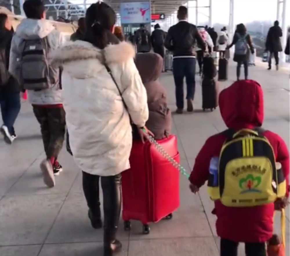 独自一人|妈妈独自带两个孩子出门,只好如此,接下来的画面让人眼圈发红