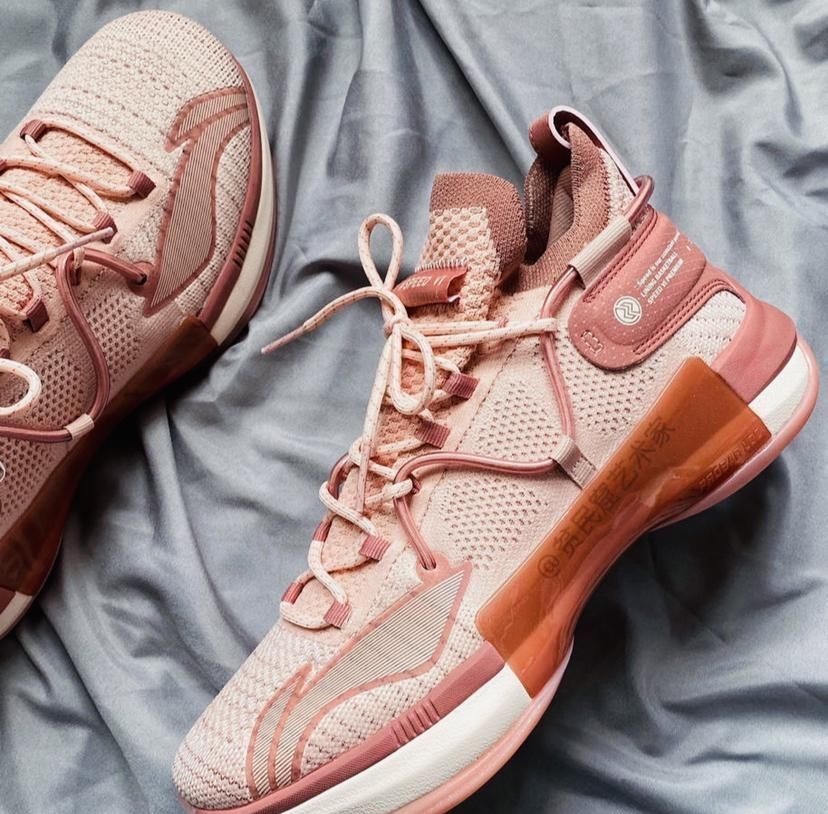 李宁 你以为的闪击6代球鞋只能出街?那你就大错特错了!