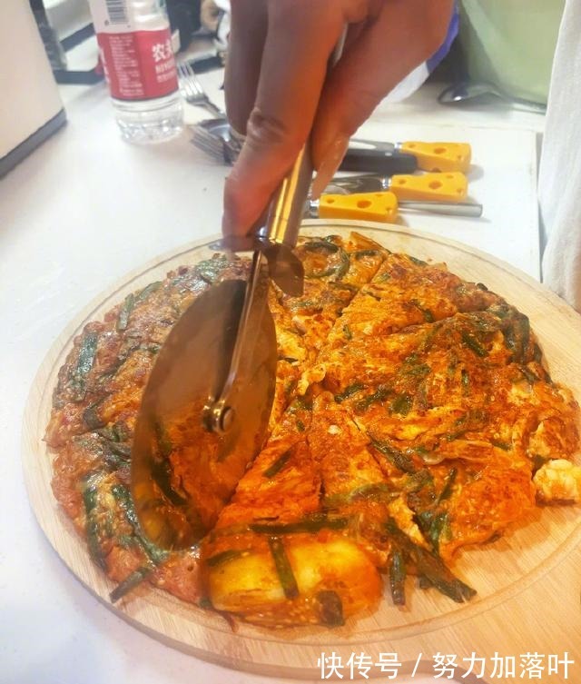 林允晒照托腮wink娇俏可人 绑发下厨显清纯