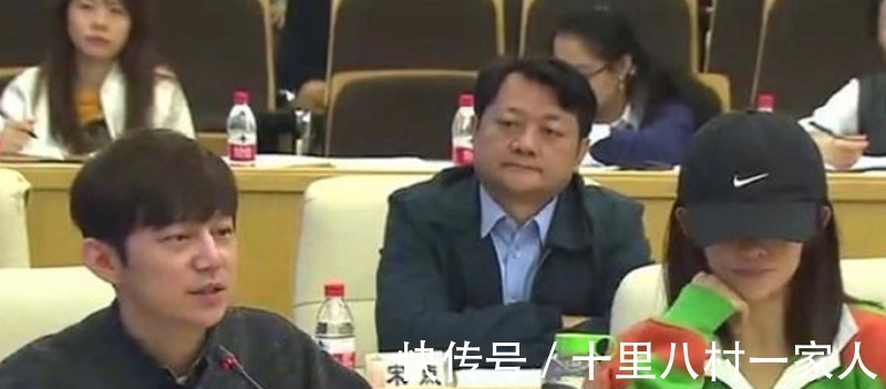 主持人|湖南衛視主持人大合照,汪涵何炅與領導坐第一排,謝娜卻站最旁邊