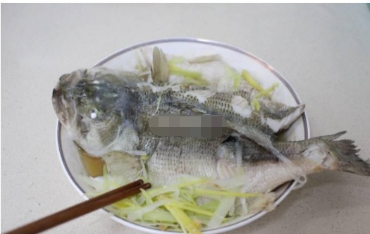 鲈鱼最简单的家常做法,鲜嫩少油,在家也能做出大厨的档次