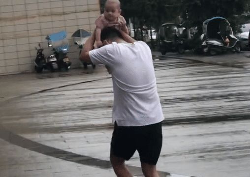 萌娃|“坑娃老爹”带娃躲雨照火了,凑近一看,萌娃脸上的表情“亮”了