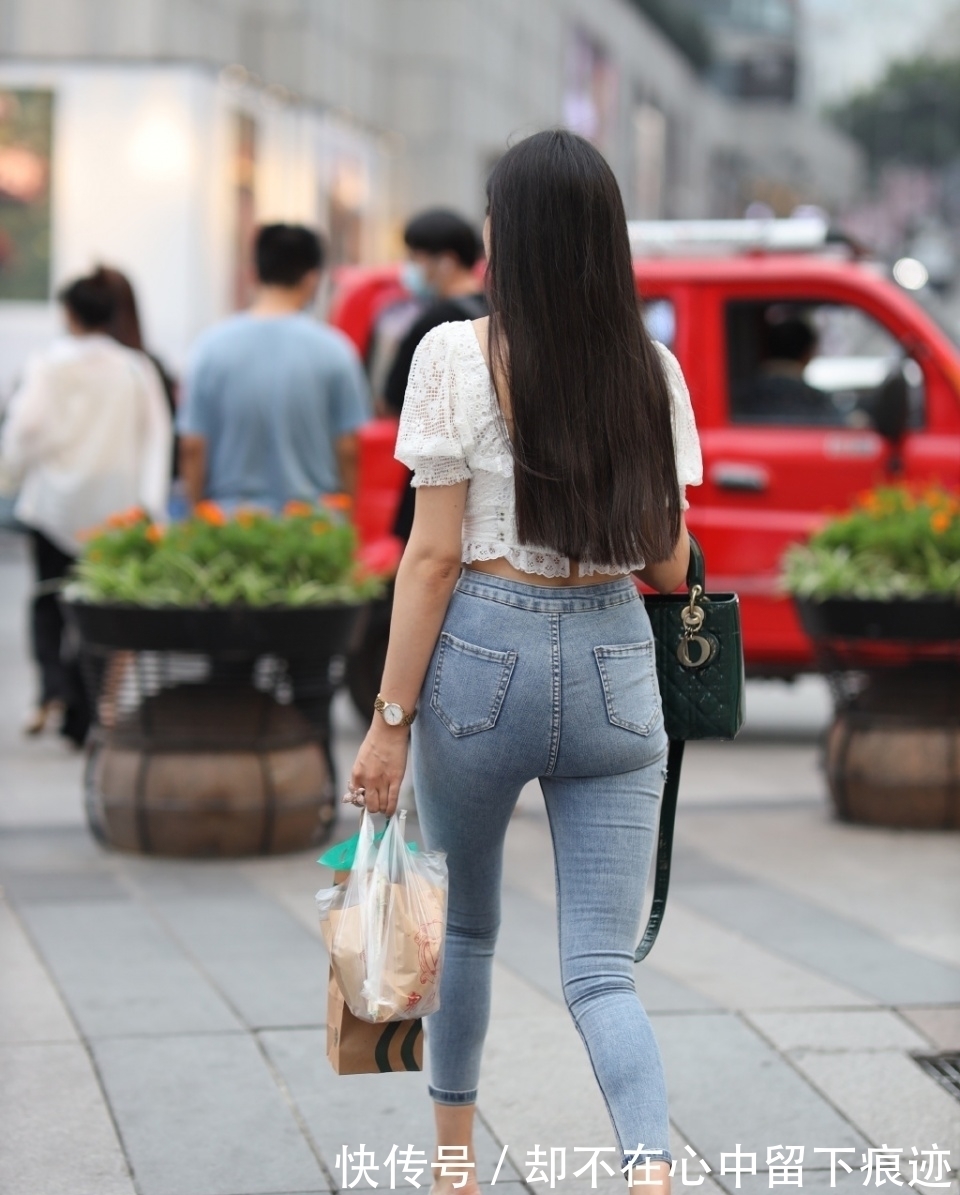 修身 当修身牛仔裤,配上蕾丝短袖衫,穿出美的背影,简单大方又时髦