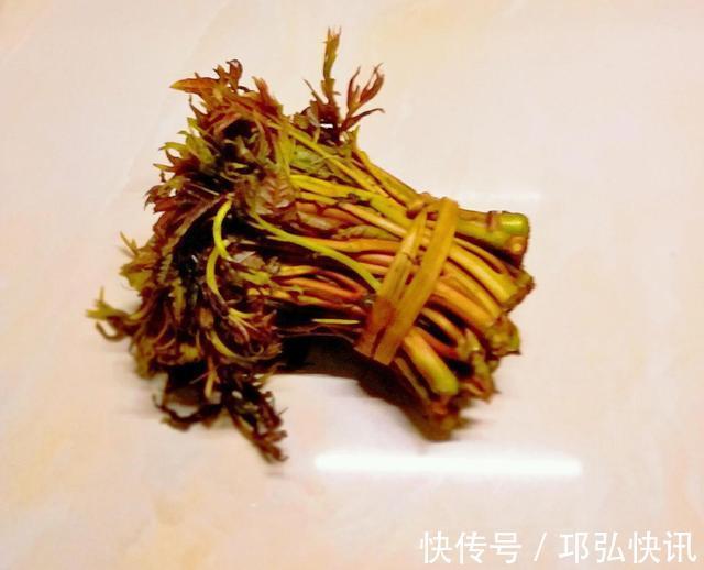 香椿也能做成小甜品,1把香椿2个蛋,撒把面粉成面卷
