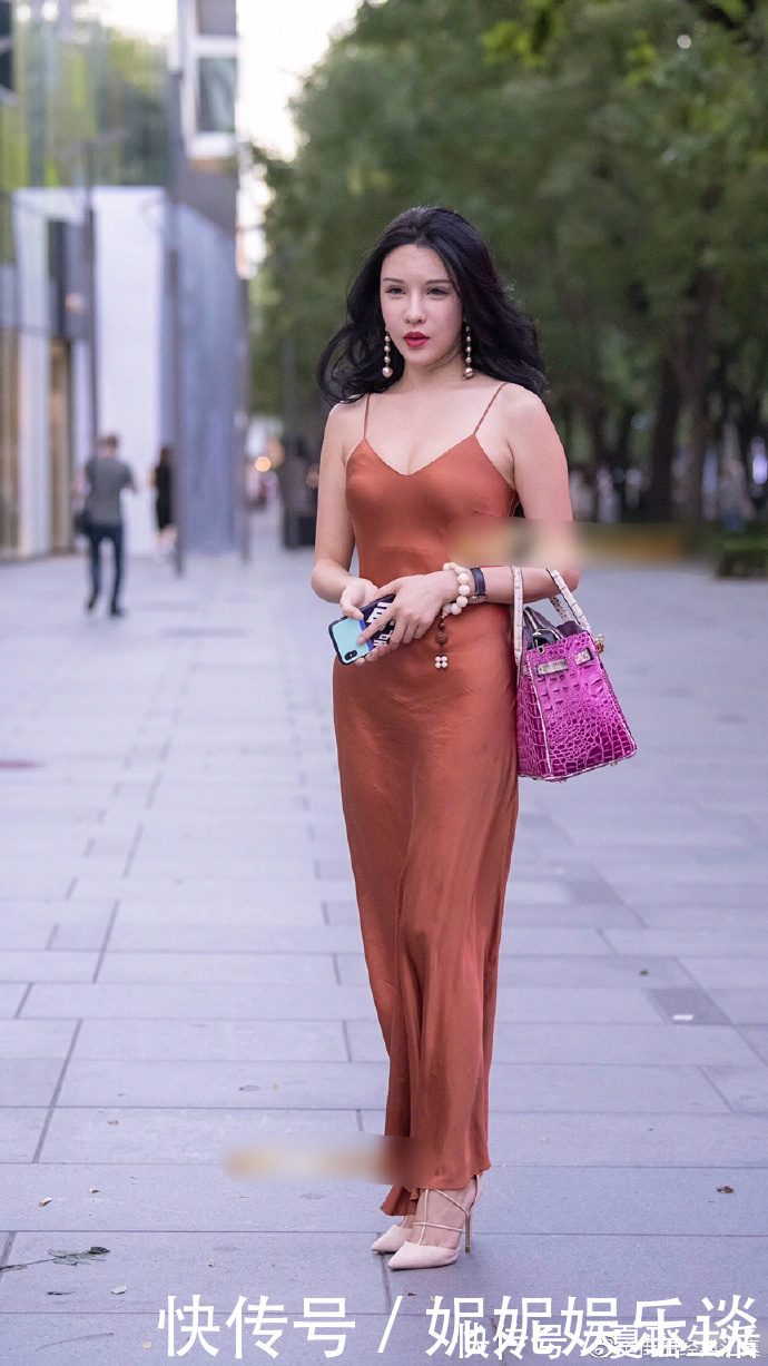 街拍|街拍气质优雅的小姐姐,一身吊带裙的搭配,尽显时尚性感