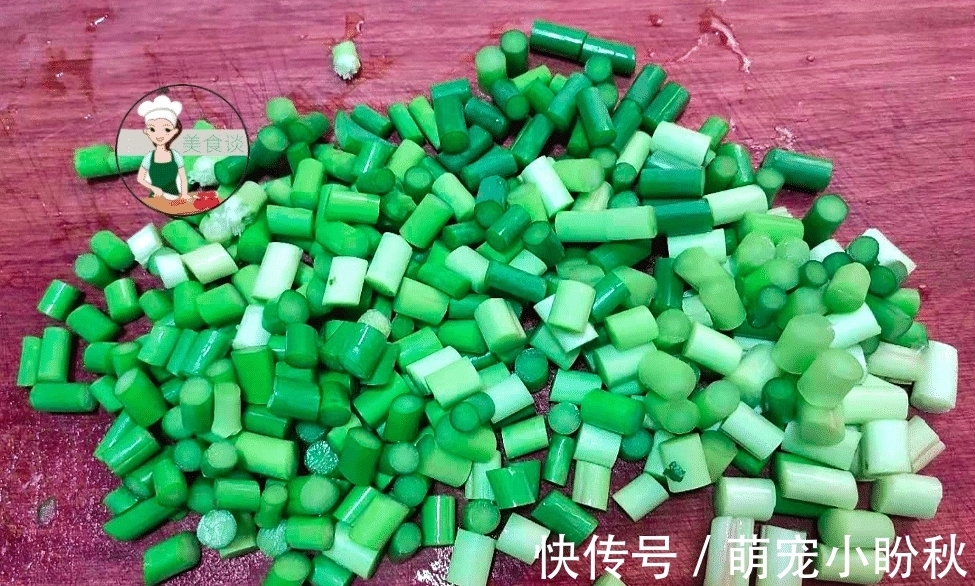 鲜香|菜市场遇到它别手软,被誉为“天然青霉素”,切粒炒着吃,鲜香爽脆