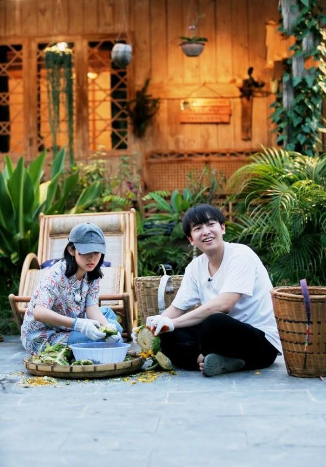 輕活|張子楓幫何炅搬行李, 腳上的鞋子成焦點(diǎn), 是不是來(lái)干活的一目了然