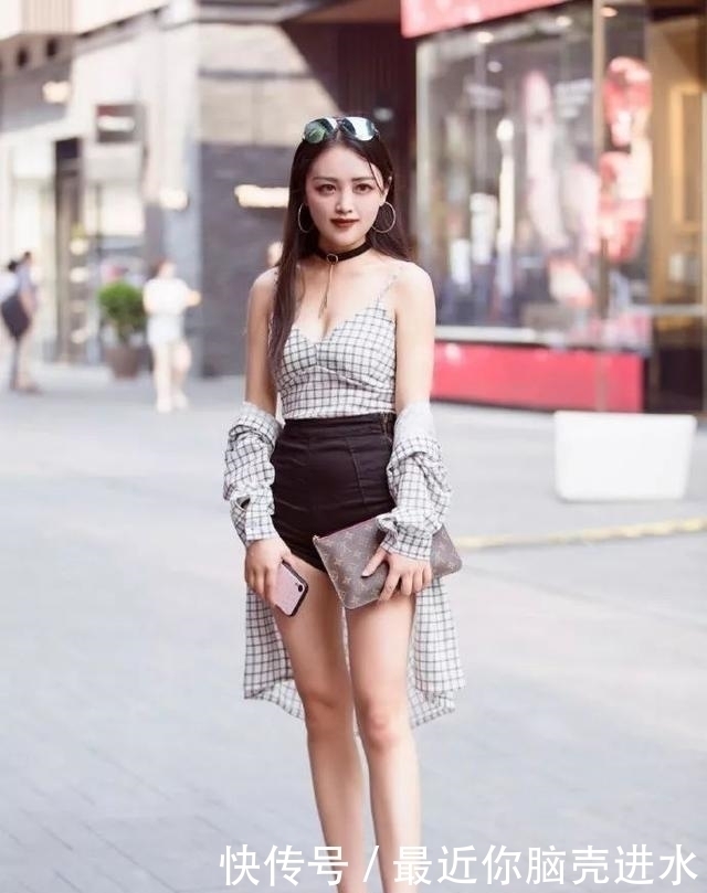 街拍：小姐姐一头短发，扎着一个小小的马尾，看上去青春又俏皮