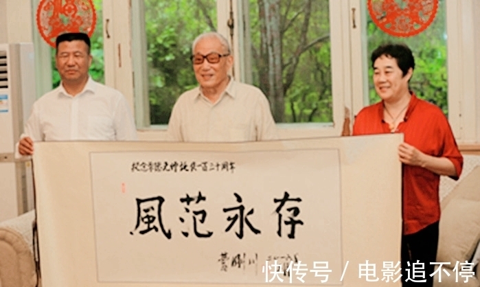 曹刚川$国防部长曹刚川挥毫秀书法,笔墨粗犷出手不凡,网友却说造诣一般