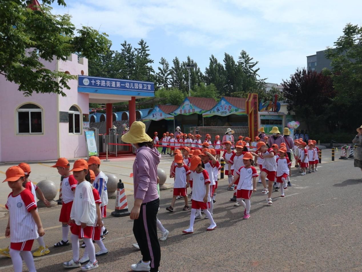 小学|十字路街道第一幼儿园大班毕业生参观莒南县第六小学