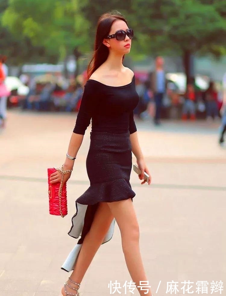 搭配|街拍:美女白色T恤搭配黑色裤,简单的黑白配立马提升了时尚感