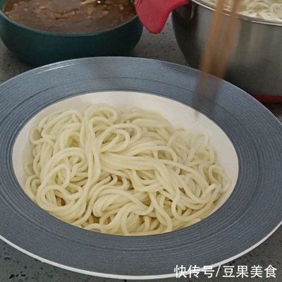 m2勺豆瓣酱撑起的主食，一家三口吃不够