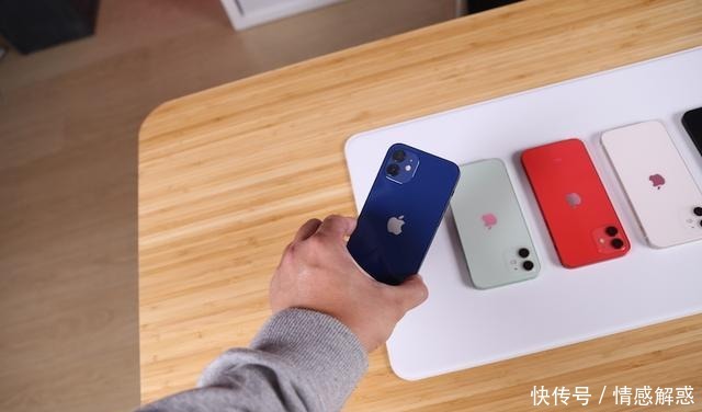 蓝色iPhone12|iPhone12到底有多蓝摸了真机的人告诉你