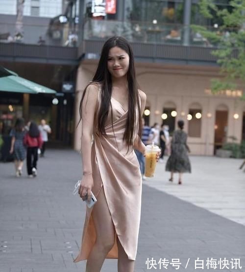 尖头 美女脚上搭配上一双白色的高跟鞋,走起路来充满着自信