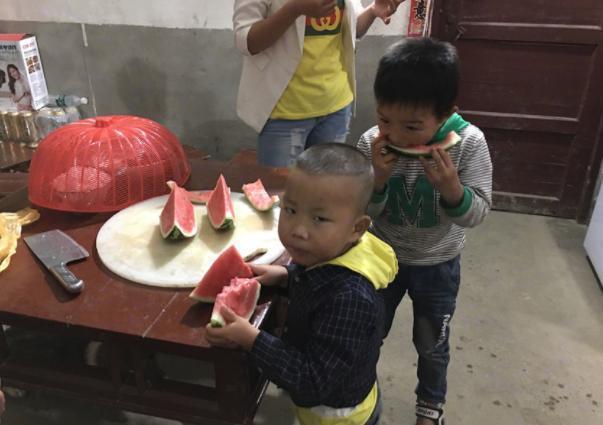 食物|夏季带娃，“死死管住”孩子的嘴，4种零食不要碰，会越吃越伤