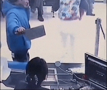 |搞笑GIF: 你们可要为我作证 是那个妹子自己撞过来的