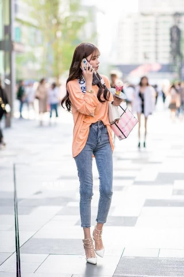 牛仔裤的搭配，显最美最炫的街头风，给人清爽又落落大方的感觉
