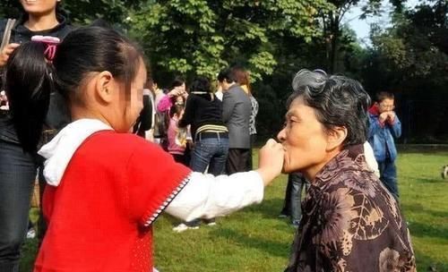 打招呼|老人带孩子常说的5句话,看似哄娃实则毁娃,建议家长及时阻止