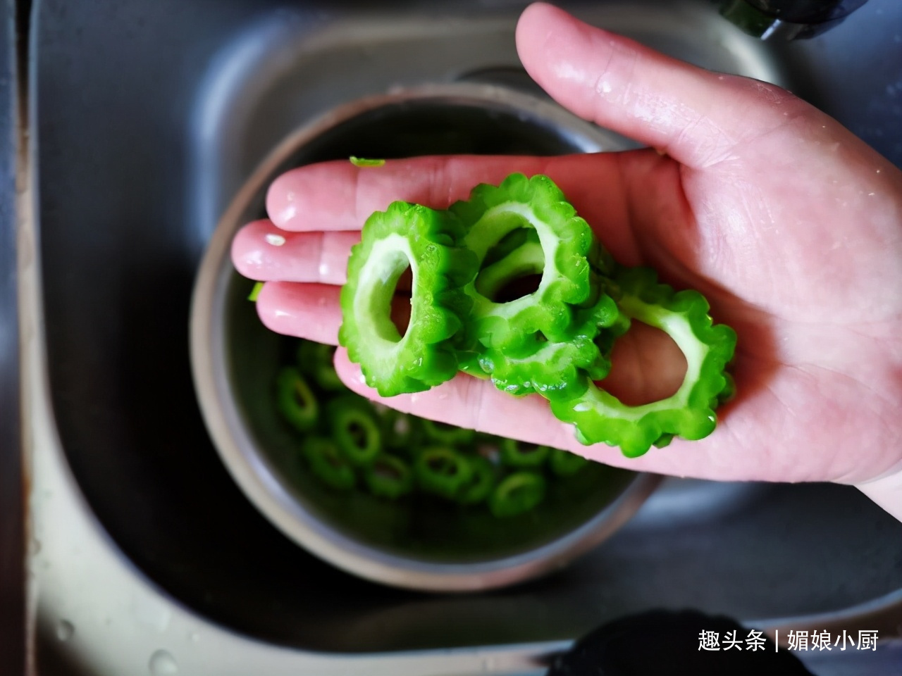 50岁阿姨家的3人晚餐，2小时做7道菜，有荤有素群友说太丰盛了