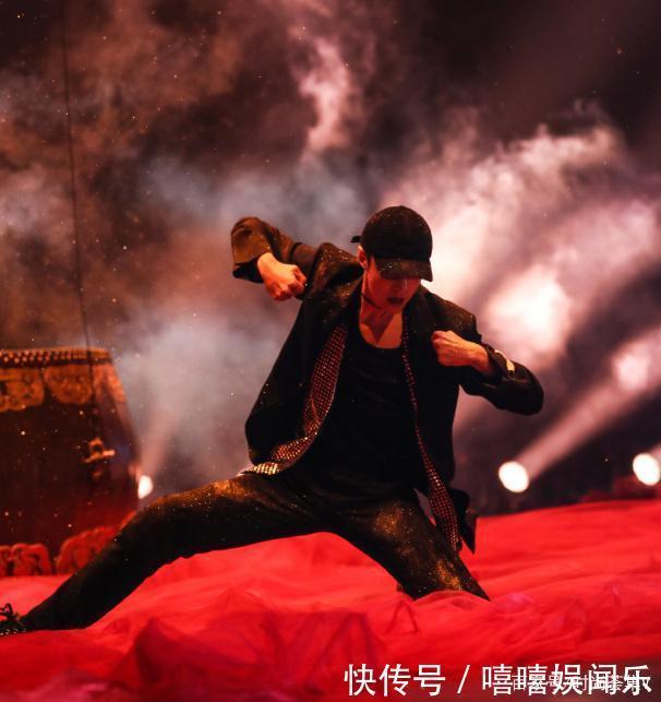 黑色t恤 又帅又奶,造型百变,这档综艺里的张艺兴帅气值满分