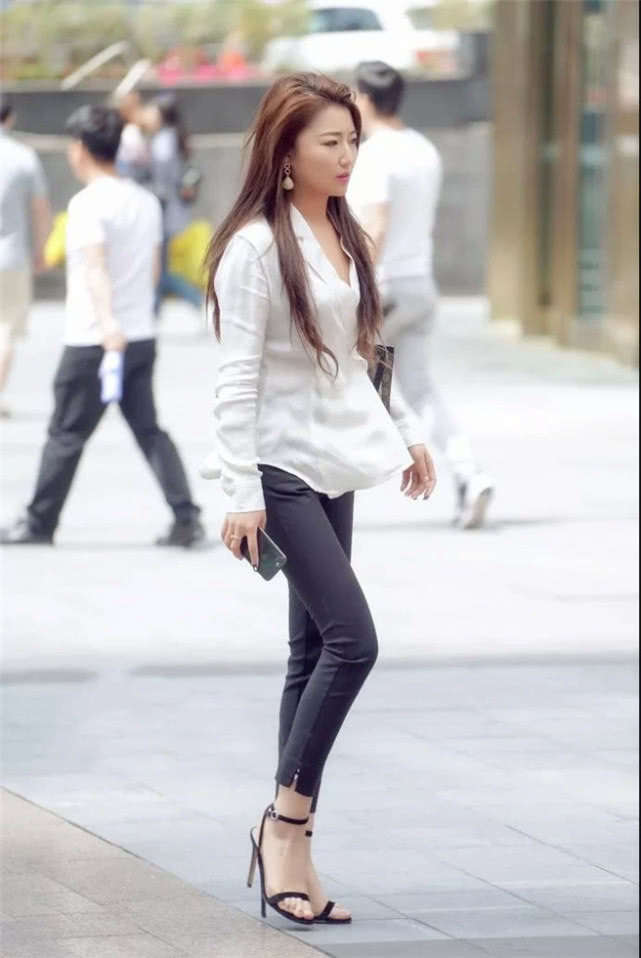 职场|路人街拍清纯显知性的职场穿搭,小姐姐看起来,轻熟显魅力!