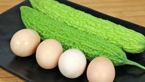苦瓜|以后苦瓜就这样吃,加4个鸡蛋,出锅太香了,上桌连汤汁都不剩