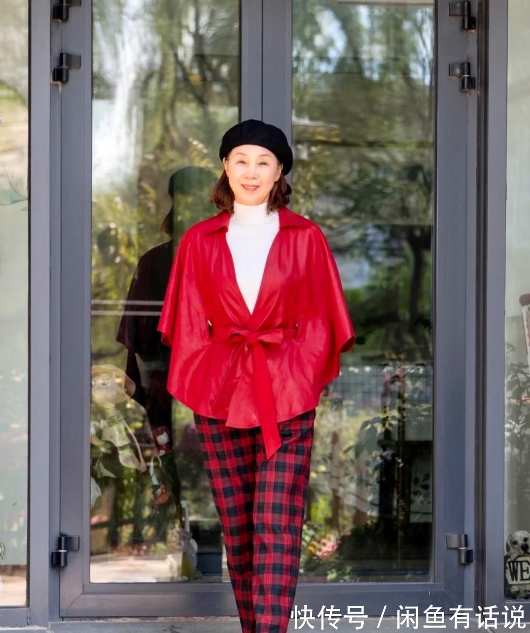 风衣|白色打底衫有多时髦?65岁博主多套搭配示范,穿出奶奶辈的优雅