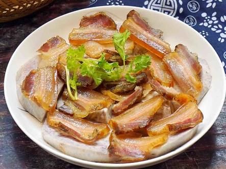 蒸腊肉,直接上锅是大错!教你正确做法,腊肉软嫩入味,香味足