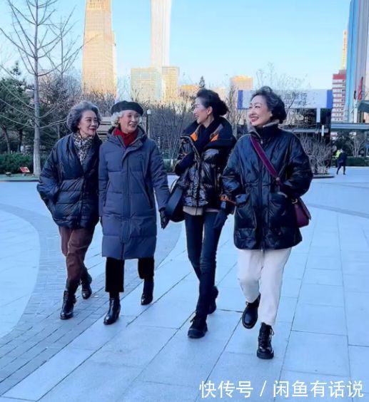 街拍|黑羽绒服怎么搭才好看?看70岁奶奶街拍就知道,白裤子最时髦上镜