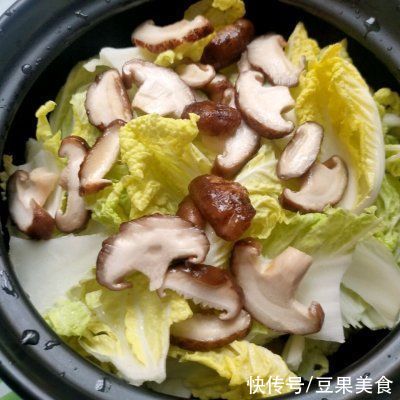 冬天最适合做这一锅菜,热气腾腾的好吃下饭