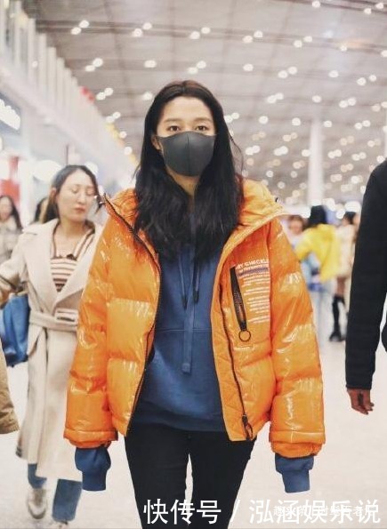 最近火了一种穿法卫衣+羽绒服,显高减龄,冬天这么穿太好看了