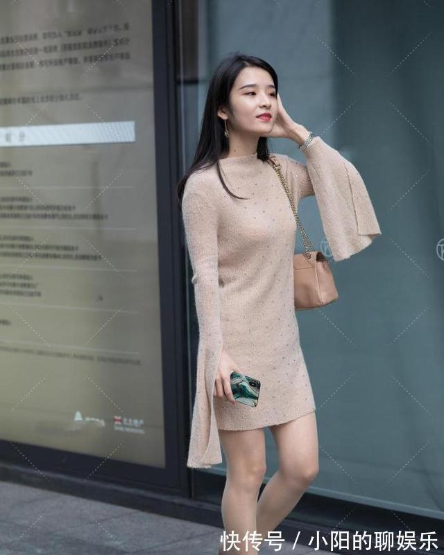 毛衣裙 小姐姐“米色毛衣裙搭配超长袖子”，优雅气质，知性温柔，太美了